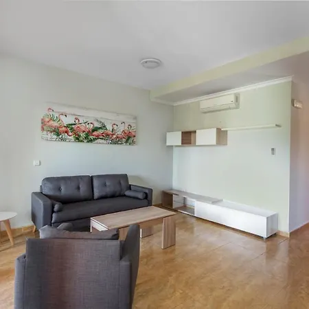 Charming 4-bed In Вилла *
